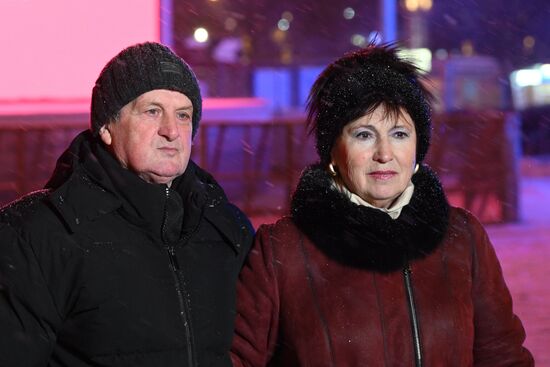 Международная выставка-форум "Россия"
Серия пресс-подходов семей, участвующих в церемонии зажжения Всероссийского семейного очага в рамках церемонии запуска "Года семьи", у Главной уличной сцены
Павел и Татьяна Кузнецовы из Республики Крым Место: Россия, Москва. Автор: Максим Блинов/РИА Новости. Выставка "Россия". Торжественная церемония запуска "Года семьи" в рамках форума "Родные – Любимые" на выставке "Россия"