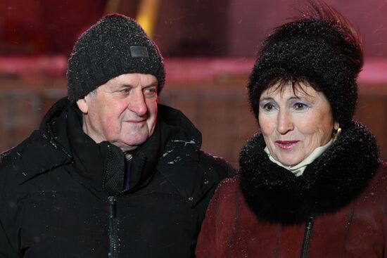 Международная выставка-форум "Россия"
Серия пресс-подходов семей, участвующих в церемонии зажжения Всероссийского семейного очага в рамках церемонии запуска "Года семьи", у Главной уличной сцены
Павел и Татьяна Кузнецовы из Республики Крым Место: Россия, Москва. Автор: Максим Блинов/РИА Новости. Выставка "Россия". Торжественная церемония запуска "Года семьи" в рамках форума "Родные – Любимые" на выставке "Россия"