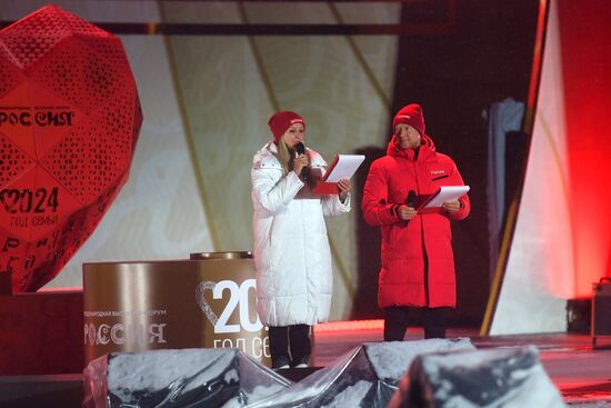 Международная выставка-форум "Россия"
Торжественная церемония запуска "Года семьи" в рамках форума "Родные – Любимые" на выставке "Россия", Главная уличная сцена
Дмитрий Харатьян, актер
Мария Майко, актриса, хореограф, педагог Место: Россия, Москва. Автор: Михаил Воскресенский/РИА Новости. Выставка "Россия". Торжественная церемония запуска "Года семьи" в рамках форума "Родные – Любимые" на выставке "Россия"