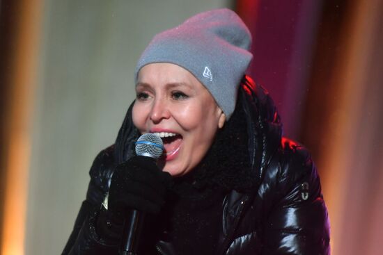 Международная выставка-форум "Россия"
Торжественная церемония запуска "Года семьи" в рамках форума "Родные – Любимые" на выставке "Россия", Главная уличная сцена
Ольга Кормухина, певица Место: Россия, Москва. Автор: Михаил Воскресенский/РИА Новости. Выставка "Россия". Торжественная церемония запуска "Года семьи" в рамках форума "Родные – Любимые" на выставке "Россия"