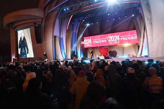 Международная выставка-форум "Россия"
Торжественная церемония запуска "Года семьи" в рамках форума "Родные – Любимые" на выставке "Россия", Главная уличная сцена
Ольга Кормухина, певица
Алексей Белов, музыкант Место: Россия, Москва. Автор: Михаил Воскресенский/РИА Новости. Выставка "Россия". Торжественная церемония запуска "Года семьи" в рамках форума "Родные – Любимые" на выставке "Россия"