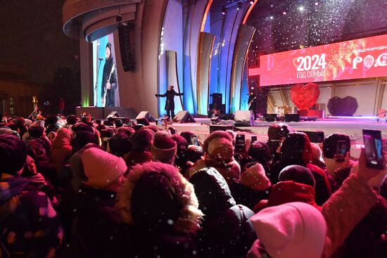 Международная выставка-форум "Россия"
Торжественная церемония запуска "Года семьи" в рамках форума "Родные – Любимые" на выставке "Россия", Главная уличная сцена
Ольга Кормухина, певица
Алексей Белов, музыкант Место: Россия, Москва. Автор: Михаил Воскресенский/РИА Новости. Выставка "Россия". Торжественная церемония запуска "Года семьи" в рамках форума "Родные – Любимые" на выставке "Россия"