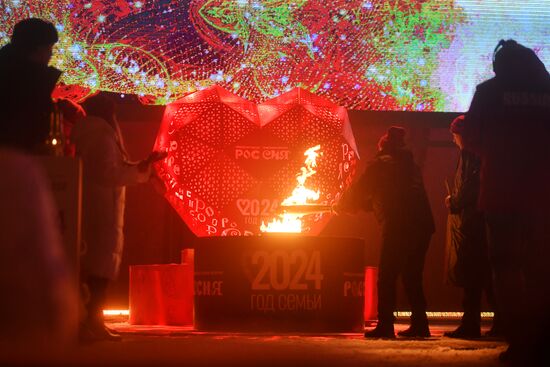 Международная выставка-форум "Россия"
Торжественная церемония запуска "Года семьи" в рамках форума "Родные – Любимые" на выставке "Россия"
Церемония зажжения Всероссийского семейного очага "Сердце России", Главная уличная сцена Место: Россия, Москва. Автор: Михаил Воскресенский/РИА Новости. Выставка "Россия". Торжественная церемония запуска "Года семьи" в рамках форума "Родные – Любимые" на выставке "Россия"