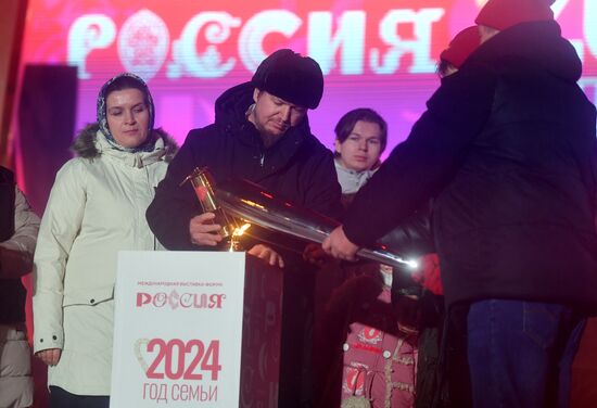 Международная выставка-форум "Россия"
Торжественная церемония запуска "Года семьи" в рамках форума "Родные – Любимые" на выставке "Россия"
Церемония зажжения Всероссийского семейного очага "Сердца России", Главная уличная сцена
Михаил и Екатерина Терентьевы из Владимирской области Место: Россия, Москва. Автор: Михаил Воскресенский/РИА Новости. Выставка "Россия". Торжественная церемония запуска "Года семьи" в рамках форума "Родные – Любимые" на выставке "Россия"