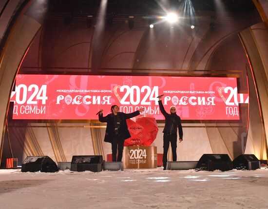 Международная выставка-форум "Россия"
Торжественная церемония запуска "Года семьи" в рамках форума "Родные – Любимые" на выставке "Россия", Главная уличная сцена
Артем Миньков и Александр Маршал (справа), певцы Место: Россия, Москва. Автор: Михаил Воскресенский/РИА Новости. Выставка "Россия". Торжественная церемония запуска "Года семьи" в рамках форума "Родные – Любимые" на выставке "Россия"