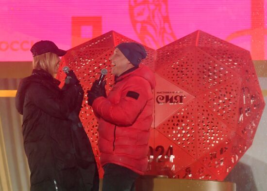 Международная выставка-форум "Россия"
Торжественная церемония запуска "Года семьи" в рамках форума "Родные – Любимые" на выставке "Россия", Главная уличная сцена
Денис Майданов, певец
Наталья Майданова, супруга певца Дениса Майданова Место: Россия, Москва. Автор: Михаил Воскресенский/РИА Новости. Выставка "Россия". Торжественная церемония запуска "Года семьи" в рамках форума "Родные – Любимые" на выставке "Россия"