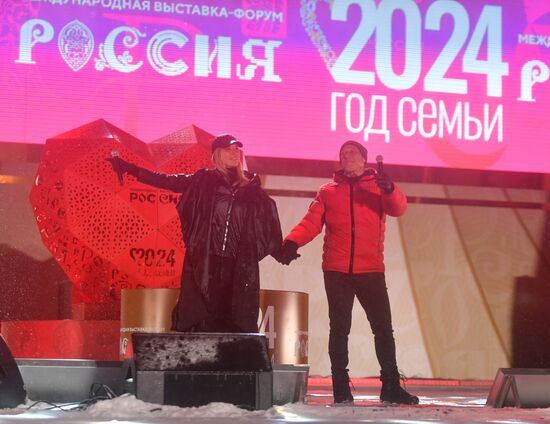Международная выставка-форум "Россия"
Торжественная церемония запуска "Года семьи" в рамках форума "Родные – Любимые" на выставке "Россия", Главная уличная сцена
Денис Майданов, певец
Наталья Майданова, супруга певца Дениса Майданова Место: Россия, Москва. Автор: Михаил Воскресенский/РИА Новости. Выставка "Россия". Торжественная церемония запуска "Года семьи" в рамках форума "Родные – Любимые" на выставке "Россия"
