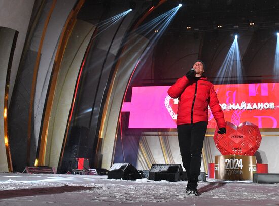 Международная выставка-форум "Россия"
Торжественная церемония запуска "Года семьи" в рамках форума "Родные – Любимые" на выставке "Россия", Главная уличная сцена
Денис Майданов, певец Место: Россия, Москва. Автор: Михаил Воскресенский/РИА Новости. Выставка "Россия". Торжественная церемония запуска "Года семьи" в рамках форума "Родные – Любимые" на выставке "Россия"