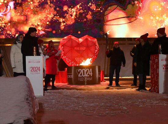 Международная выставка-форум "Россия"
Торжественная церемония запуска "Года семьи" в рамках форума "Родные – Любимые" на выставке "Россия"
Церемония зажжения Всероссийского семейного очага "Сердце России", Главная уличная сцена Место: Россия, Москва. Автор: Михаил Воскресенский/РИА Новости. Выставка "Россия". Торжественная церемония запуска "Года семьи" в рамках форума "Родные – Любимые" на выставке "Россия"