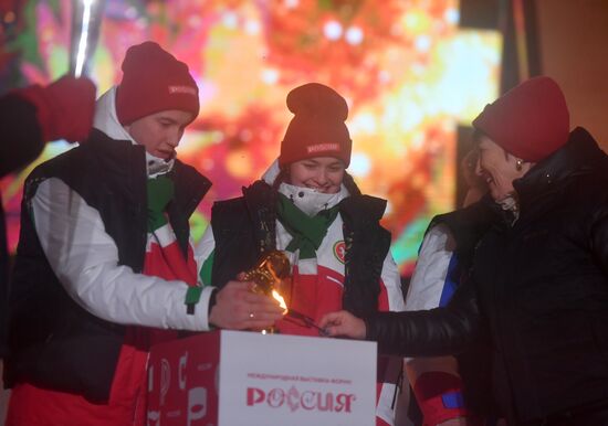 Международная выставка-форум "Россия"
Торжественная церемония запуска "Года семьи" в рамках форума "Родные – Любимые" на выставке "Россия"
Церемония зажжения Всероссийского семейного очага "Сердце России", Главная уличная сцена
Самат и Сюмбель Зиятдиновы из Татарстана Место: Россия, Москва. Автор: Михаил Воскресенский/РИА Новости. Выставка "Россия". Торжественная церемония запуска "Года семьи" в рамках форума "Родные – Любимые" на выставке "Россия"