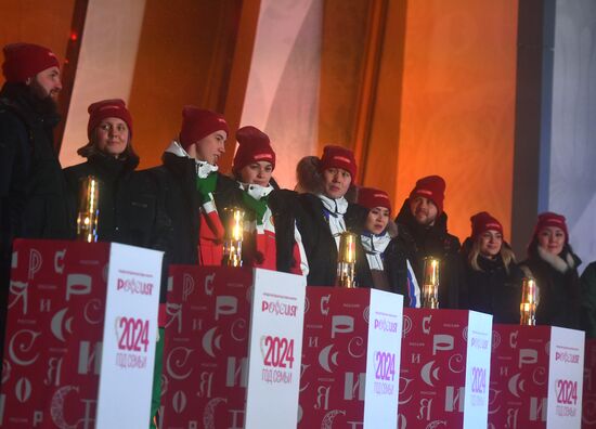 Международная выставка-форум "Россия"
Торжественная церемония запуска "Года семьи" в рамках форума "Родные – Любимые" на выставке "Россия"
Церемония зажжения Всероссийского семейного очага "Сердце России", Главная уличная сцена Место: Россия, Москва. Автор: Михаил Воскресенский/РИА Новости. Выставка "Россия". Торжественная церемония запуска "Года семьи" в рамках форума "Родные – Любимые" на выставке "Россия"