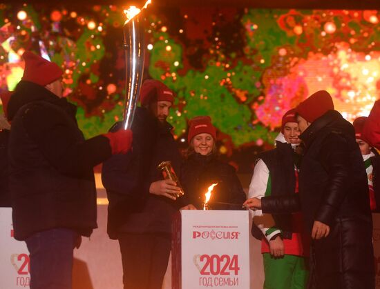 Международная выставка-форум "Россия"
Торжественная церемония запуска "Года семьи" в рамках форума "Родные – Любимые" на выставке "Россия"
Церемония зажжения Всероссийского семейного очага "Сердце России", Главная уличная сцена
Константин Хетагуров и Анжелика Карданова из Республики Северная Осетия-Алания Место: Россия, Москва. Автор: Михаил Воскресенский/РИА Новости. Выставка "Россия". Торжественная церемония запуска "Года семьи" в рамках форума "Родные – Любимые" на выставке "Россия"