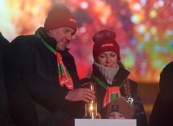 Международная выставка-форум "Россия"
Торжественная церемония запуска "Года семьи" в рамках форума "Родные – Любимые" на выставке "Россия"
Церемония зажжения Всероссийского семейного очага "Сердце России", Главная уличная сцена Место: Россия, Москва. Автор: Михаил Воскресенский/РИА Новости. Выставка "Россия". Торжественная церемония запуска "Года семьи" в рамках форума "Родные – Любимые" на выставке "Россия"