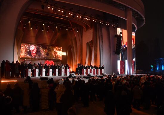 Международная выставка-форум "Россия"
Торжественная церемония запуска "Года семьи" в рамках форума "Родные – Любимые" на выставке "Россия"
Церемония зажжения Всероссийского семейного очага "Сердце России", Главная уличная сцена Место: Россия, Москва. Автор: Михаил Воскресенский/РИА Новости. Выставка "Россия". Торжественная церемония запуска "Года семьи" в рамках форума "Родные – Любимые" на выставке "Россия"