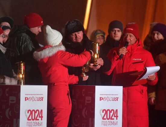 Международная выставка-форум "Россия"
Торжественная церемония запуска "Года семьи" в рамках форума "Родные – Любимые" на выставке "Россия"
Церемония зажжения Всероссийского семейного очага "Сердце России", Главная уличная сцена
Дмитрий Харатьян, актер (справа)
Мария Майко, актриса, хореограф, педагог (в центре) Место: Россия, Москва. Автор: Михаил Воскресенский/РИА Новости. Выставка "Россия". Торжественная церемония запуска "Года семьи" в рамках форума "Родные – Любимые" на выставке "Россия"