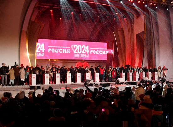 Международная выставка-форум "Россия"
Торжественная церемония запуска "Года семьи" в рамках форума "Родные – Любимые" на выставке "Россия"
Церемония зажжения Всероссийского семейного очага "Сердце России", Главная уличная сцена Место: Россия, Москва. Автор: Михаил Воскресенский/РИА Новости. Выставка "Россия". Торжественная церемония запуска "Года семьи" в рамках форума "Родные – Любимые" на выставке "Россия"