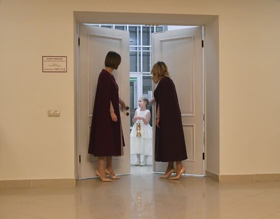 Международная выставка-форум "Россия"
Торжественная церемония запуска "Года семьи" в рамках форума "Родные – Любимые" на выставке "Россия"
Церемония зажжения Всероссийского семейного очага "Сердце России", Дворец бракосочетания на ВДНХ Место: Россия, Москва. Автор: Михаил Воскресенский/РИА Новости. Выставка "Россия". Торжественная церемония запуска "Года семьи" в рамках форума "Родные – Любимые" на выставке "Россия"