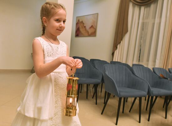 Международная выставка-форум "Россия"
Торжественная церемония запуска "Года семьи" в рамках форума "Родные – Любимые" на выставке "Россия"
Церемония зажжения Всероссийского семейного очага "Сердце России", Дворец бракосочетания на ВДНХ Место: Россия, Москва. Автор: Михаил Воскресенский/РИА Новости. Выставка "Россия". Торжественная церемония запуска "Года семьи" в рамках форума "Родные – Любимые" на выставке "Россия"