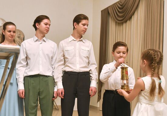 Международная выставка-форум "Россия"
Торжественная церемония запуска "Года семьи" в рамках форума "Родные – Любимые" на выставке "Россия"
Церемония зажжения Всероссийского семейного очага "Сердце России", Дворец бракосочетания на ВДНХ
Семья Терентьевых из Мурома Место: Россия, Москва. Автор: Михаил Воскресенский/РИА Новости. Выставка "Россия". Торжественная церемония запуска "Года семьи" в рамках форума "Родные – Любимые" на выставке "Россия"