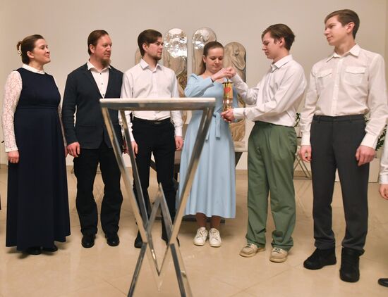 Международная выставка-форум "Россия"
Торжественная церемония запуска "Года семьи" в рамках форума "Родные – Любимые" на выставке "Россия"
Церемония зажжения Всероссийского семейного очага "Сердце России", Дворец бракосочетания на ВДНХ
Семья Терентьевых из Мурома Место: Россия, Москва. Автор: Михаил Воскресенский/РИА Новости. Выставка "Россия". Торжественная церемония запуска "Года семьи" в рамках форума "Родные – Любимые" на выставке "Россия"