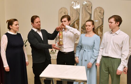 Международная выставка-форум "Россия"
Торжественная церемония запуска "Года семьи" в рамках форума "Родные – Любимые" на выставке "Россия"
Церемония зажжения Всероссийского семейного очага "Сердце России", Дворец бракосочетания на ВДНХ
Семья Терентьевых из Мурома Место: Россия, Москва. Автор: Михаил Воскресенский/РИА Новости. Выставка "Россия". Торжественная церемония запуска "Года семьи" в рамках форума "Родные – Любимые" на выставке "Россия"