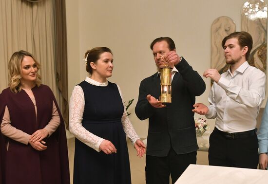 Международная выставка-форум "Россия"
Торжественная церемония запуска "Года семьи" в рамках форума "Родные – Любимые" на выставке "Россия"
Церемония зажжения Всероссийского семейного очага "Сердце России", Дворец бракосочетания на ВДНХ
Семья Терентьевых из Мурома Место: Россия, Москва. Автор: Михаил Воскресенский/РИА Новости. Выставка "Россия". Торжественная церемония запуска "Года семьи" в рамках форума "Родные – Любимые" на выставке "Россия"