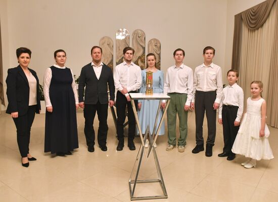 Международная выставка-форум "Россия"
Торжественная церемония запуска "Года семьи" в рамках форума "Родные – Любимые" на выставке "Россия"
Церемония зажжения Всероссийского семейного очага "Сердце России", Дворец бракосочетания на ВДНХ
Семья Терентьевых из Мурома Место: Россия, Москва. Автор: Михаил Воскресенский/РИА Новости. Выставка "Россия". Торжественная церемония запуска "Года семьи" в рамках форума "Родные – Любимые" на выставке "Россия"