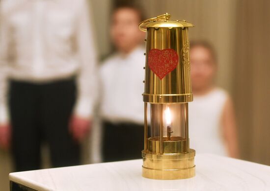 Международная выставка-форум "Россия"
Торжественная церемония запуска "Года семьи" в рамках форума "Родные – Любимые" на выставке "Россия"
Церемония зажжения Всероссийского семейного очага "Сердце России", Дворец бракосочетания на ВДНХ Место: Россия, Москва. Автор: Михаил Воскресенский/РИА Новости. Выставка "Россия". Торжественная церемония запуска "Года семьи" в рамках форума "Родные – Любимые" на выставке "Россия"