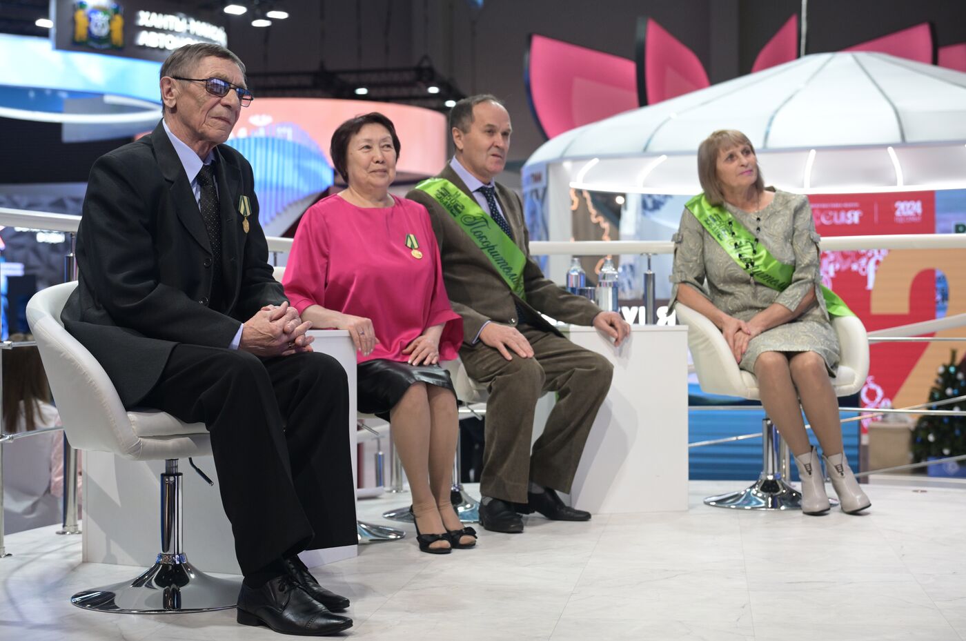 Выставка "Россия". Поздравление юбиляров супружеской жизни - строителей БАМа