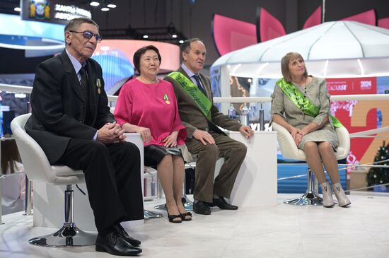 Выставка "Россия". Поздравление юбиляров супружеской жизни - строителей БАМа