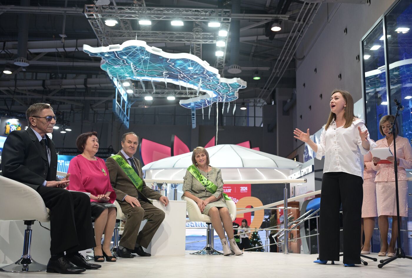 Выставка "Россия". Поздравление юбиляров супружеской жизни - строителей БАМа