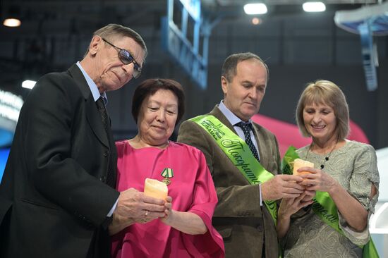 Выставка "Россия". Поздравление юбиляров супружеской жизни - строителей БАМа