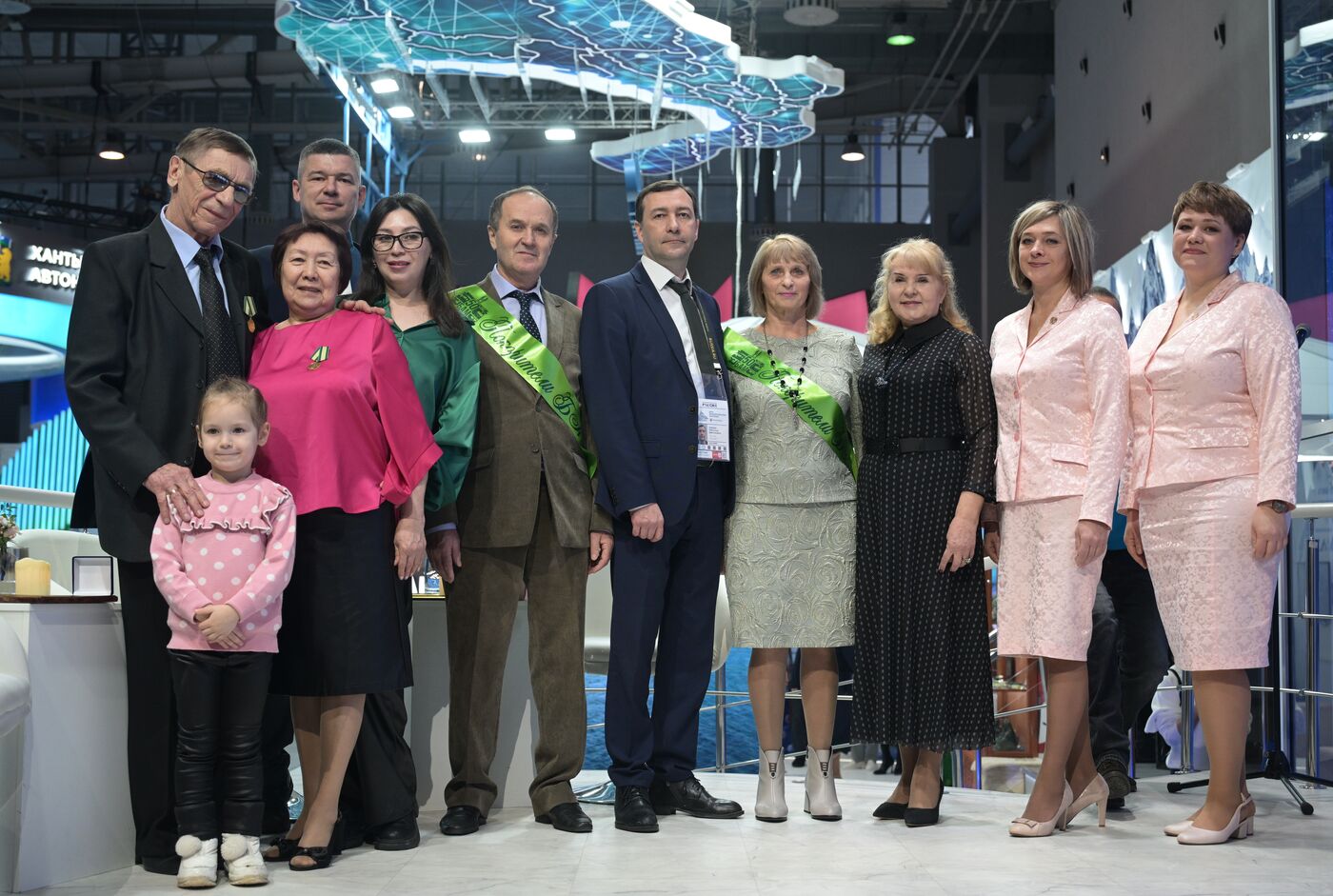 Выставка "Россия". Поздравление юбиляров супружеской жизни - строителей БАМа