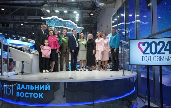 Выставка "Россия". Поздравление юбиляров супружеской жизни - строителей БАМа