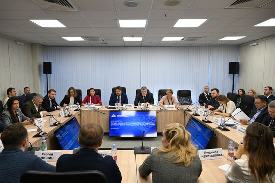 Международная выставка-форум "Россия"
Дальний Восток и Арктика. День региона
Круглый стол "Туризм - новая нефть? Государственная поддержка и туристический ресурс Дальнего Востока и Арктики", павильон №75 Место: Россия, Москва. Автор: Максим Блинов/РИА Новости. Выставка "Россия". Дальний Восток и Арктика. День региона