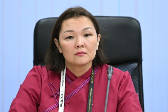 Международная выставка-форум "Россия"
Дальний Восток и Арктика. День региона
Круглый стол "Туризм - новая нефть? Государственная поддержка и туристический ресурс Дальнего Востока и Арктики", павильон №75
Мария Бадмацыренова, заместитель директора инвестиционного департамента Корпорации развития Дальнего Востока и Арктики Место: Россия, Москва. Автор: Максим Блинов/РИА Новости. Выставка "Россия". Дальний Восток и Арктика. День региона