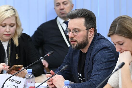 Международная выставка-форум "Россия"
Дальний Восток и Арктика. День региона
Круглый стол "Туризм - новая нефть? Государственная поддержка и туристический ресурс Дальнего Востока и Арктики", павильон №75
Александр Елисеев, глава комитета по туризму Мурманской области Место: Россия, Москва. Автор: Максим Блинов/РИА Новости. Выставка "Россия". Дальний Восток и Арктика. День региона