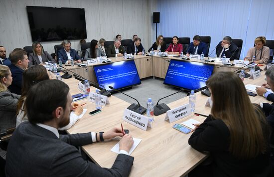 Международная выставка-форум "Россия"
Дальний Восток и Арктика. День региона
Круглый стол "Туризм - новая нефть? Государственная поддержка и туристический ресурс Дальнего Востока и Арктики", павильон №75 Место: Россия, Москва. Автор: Максим Блинов/РИА Новости. Выставка "Россия". Дальний Восток и Арктика. День региона