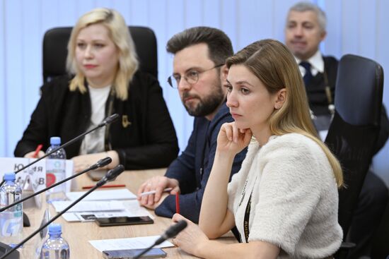 Международная выставка-форум "Россия"
Дальний Восток и Арктика. День региона
Круглый стол "Туризм - новая нефть? Государственная поддержка и туристический ресурс Дальнего Востока и Арктики", павильон №75
Екатерина Пунтус, министр туризма Хабаровского края (справа)
Александр Елисеев, глава комитета по туризму Мурманской области Место: Россия, Москва. Автор: Максим Блинов/РИА Новости. Выставка "Россия". Дальний Восток и Арктика. День региона