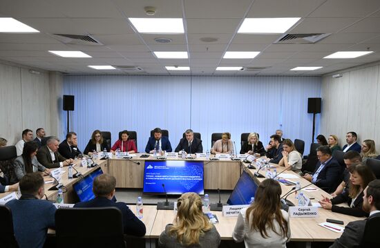 Международная выставка-форум "Россия"
Дальний Восток и Арктика. День региона
Круглый стол "Туризм - новая нефть? Государственная поддержка и туристический ресурс Дальнего Востока и Арктики", павильон №75 Место: Россия, Москва. Автор: Максим Блинов/РИА Новости. Выставка "Россия". Дальний Восток и Арктика. День региона