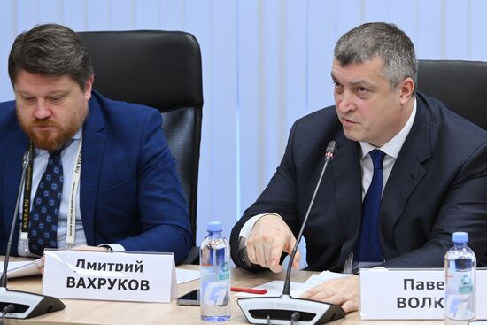 Международная выставка-форум "Россия"
Дальний Восток и Арктика. День региона
Круглый стол "Туризм - новая нефть? Государственная поддержка и туристический ресурс Дальнего Востока и Арктики", павильон №75
Дмитрий Вахруков, заместитель министра экономического развития Российской Федерации (слева)
Павел Волков, статс-секретарь – заместитель министра Российской Федерации по развитию Дальнего Востока и Арктики Место: Россия, Москва. Автор: Максим Блинов/РИА Новости. Выставка "Россия". Дальний Восток и Арктика. День региона