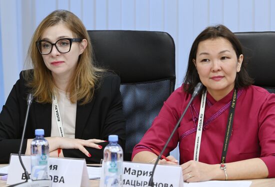 Международная выставка-форум "Россия"
Дальний Восток и Арктика. День региона
Круглый стол "Туризм - новая нефть? Государственная поддержка и туристический ресурс Дальнего Востока и Арктики", павильон №75
Юлия Бойкова, советник губернатора Чукотского автономного округа (слева)
Мария Бадмацыренова, заместитель директора инвестиционного департамента Корпорации развития Дальнего Востока и Арктики Место: Россия, Москва. Автор: Максим Блинов/РИА Новости. Выставка "Россия". Дальний Восток и Арктика. День региона