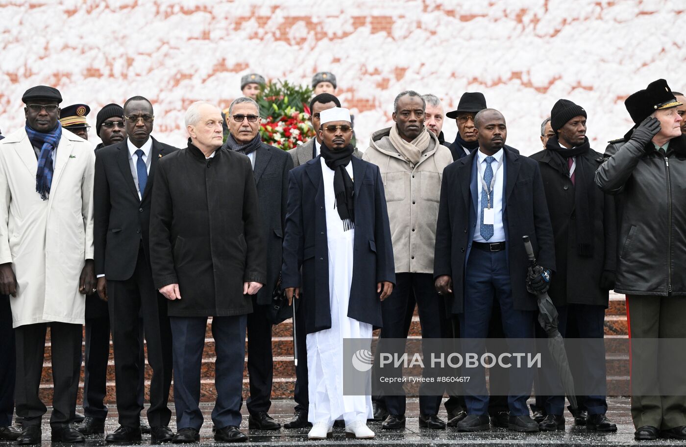 Президент Чада Махамат Идрис Деби возложил цветы к Могиле Неизвестного Солдата