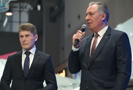 Международная выставка-форум "Россия"
Презентация первых зимних международных спортивных игр "Дети Приморья", павильон №75
Олег Кожемяко, губернатор Приморского края (слева) и Станислав Поздняков, президент Олимпийского комитета России Место: Россия, Москва. Автор: Владимир Астапкович/РИА Новости. Выставка "Россия". Презентации регионов