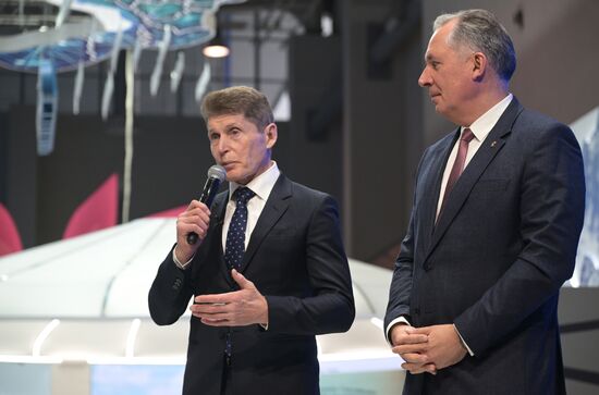 Международная выставка-форум "Россия"
Презентация первых зимних международных спортивных игр "Дети Приморья", павильон №75
Олег Кожемяко, губернатор Приморского края (слева) и Станислав Поздняков, президент Олимпийского комитета России Место: Россия, Москва. Автор: Владимир Астапкович/РИА Новости. Выставка "Россия". Презентации регионов