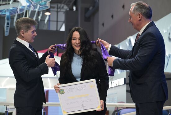 Международная выставка-форум "Россия"
Презентация первых зимних международных спортивных игр "Дети Приморья", павильон №75
Олег Кожемяко, губернатор Приморского края, Ольга Потылицына, российская скелетонистка и Станислав Поздняков, президент Олимпийского комитета России (слева направо) Место: Россия, Москва. Автор: Владимир Астапкович/РИА Новости. Выставка "Россия". Презентации регионов