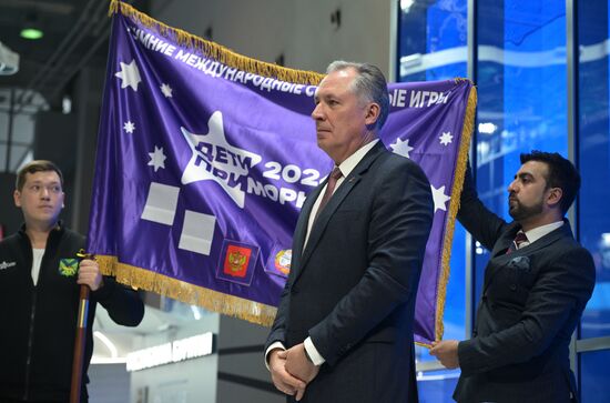 Международная выставка-форум "Россия"
Презентация первых зимних международных спортивных игр "Дети Приморья", павильон №75
Станислав Поздняков, президент Олимпийского комитета России Место: Россия, Москва. Автор: Владимир Астапкович/РИА Новости. Выставка "Россия". Презентации регионов