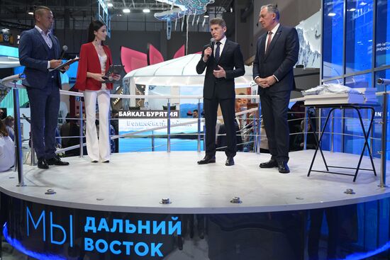 Международная выставка-форум "Россия"
Презентация первых зимних международных спортивных игр "Дети Приморья", павильон №75
Олег Кожемяко, губернатор Приморского края (слева) и Станислав Поздняков, президент Олимпийского комитета России Место: Россия, Москва. Автор: Владимир Астапкович/РИА Новости. Выставка "Россия". Презентации регионов