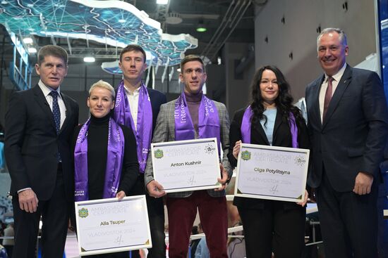 Международная выставка-форум "Россия"
Презентация первых зимних международных спортивных игр "Дети Приморья", павильон №75
Олег Кожемяко, губернатор Приморского края, Алла Цупер, белорусская олимпийская чемпионка 2014 года в лыжной акробатике, Антон Кушнир, белорусский олимпийский чемпион 2014 года в лыжной акробатике, Ольга Потылицына, российская скелетонистка и Станислав Поздняков, президент Олимпийского комитета России (слева направо) Место: Россия, Москва. Автор: Владимир Астапкович/РИА Новости. Выставка "Россия". Презентации регионов