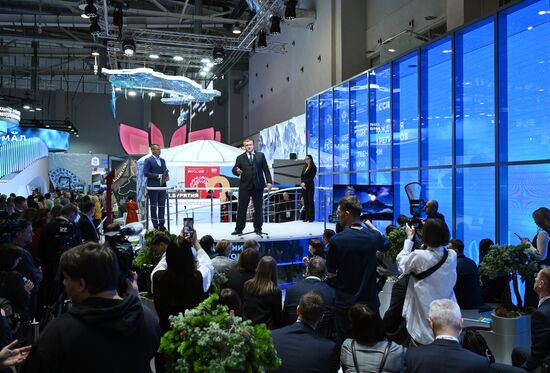 Международная выставка-форум "Россия"
Дальний Восток и Арктика. День региона
Церемония награждения за вклад в развитие Дальнего Востока и Арктики, павильон №75
Павел Волков, статс-секретарь – заместитель министра Российской Федерации по развитию Дальнего Востока и Арктики Место: Россия, Москва. Автор: Максим Блинов/РИА Новости. Выставка "Россия". Дальний Восток и Арктика. День региона